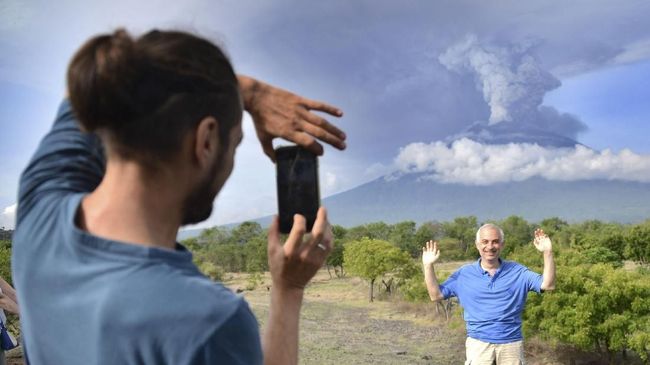 Meski status Gunung Agung 'Awas', Gabungan Industri Pariwisata Indonesia Bali (GIPIBALI) mengimbau agar para wisatawan yang ada di Bali untuk tidak panik.