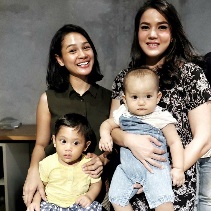 <p>Alice juga suka ajak Alita untuk ketemu teman-temannya lho. (Foto: Instagram/alicenorin)</p>