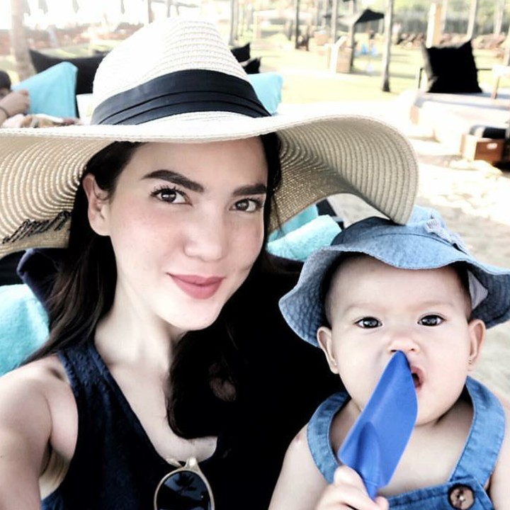 <p>Kompak pakai topi. (Foto: Instagram/alicenorin)</p>