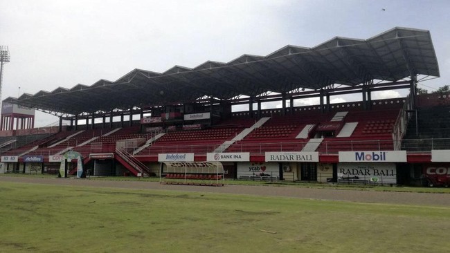 Abu vulkanik Gunung Agung mulai menyelimuti lapangan Stadion Kapten I Wayan Dipta, Gianyar, yang menjadi markas klub Liga 1 Bali United.