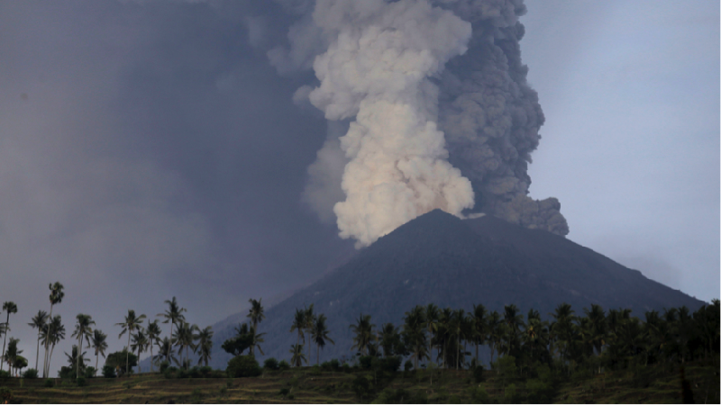Pembatalan penerbangan ke Bandara Ngurah Rai Bali tidak bisa dihindarkan setelah abu vulkanik erupsi Gunung Agung pagi ini.