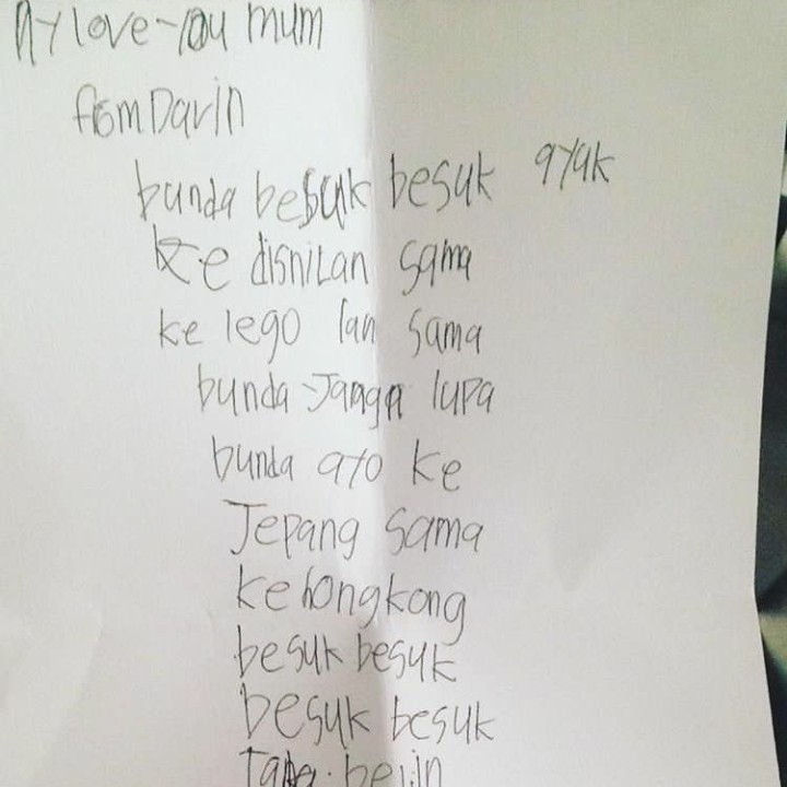 Bunda mau apapun bakal dibeliin sama si kecil. Tapi syaratnya berat juga ya. Hi-hi-hi. (Foto: Instagram: @g33kming)
