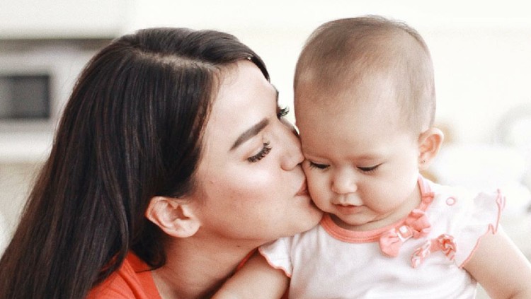 Alice Norin Selain Gempi dan Gisel, masih ada beberapa artis yang kompak abis sama anaknya. Sama-sama cantik dan menggemaskan.