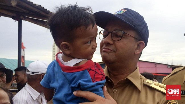 Gubernur Anies berjanji warga kampung Akuarium memegang KTP paling lambat awal 2018, dan rumah akan segera dibangun di kawasan yang digusur pada 2016 lalu.