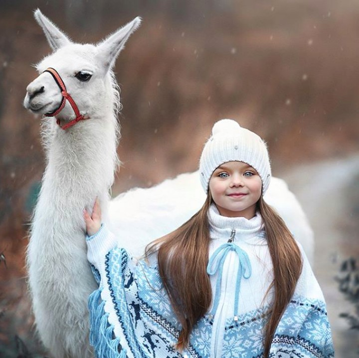 <p>Berpose sama llama, Anna makin cute. (Foto: Instagram/ @anna_knyazeva_official)</p>