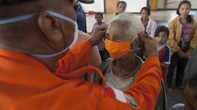 Salah satu posko pengungsi Gunung Agung di desa Tembok, Buleleng menyatakan meski saat ini jumlah masker cukup, pihaknya berharap ada bantuan lagi.