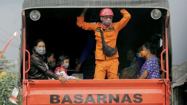 Hujan abu vulkanik Gunung Agung, Bali berbahaya buat kesehatan. Publik dianjurkan memakai masker N95 yang ideal, tapi bisa juga mencari alternatifnya.