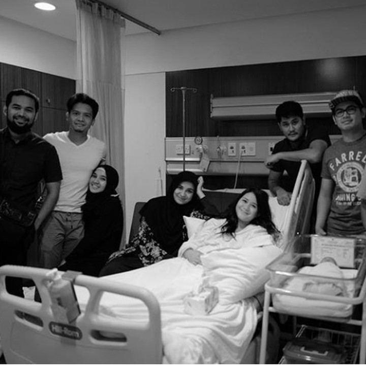 <p>Senangnya ditengokin teman-temannya ayah dan ibu. Qiandra juga senang karena room in sama sang bunda. (Foto: Instagram @puadinredi)</p>