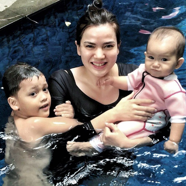 <p>Berenang bareng si kecil kayak Alice dan Alita? Hmm ide bagus ya, Bun. (Foto: Instagram/alicenorin)</p>