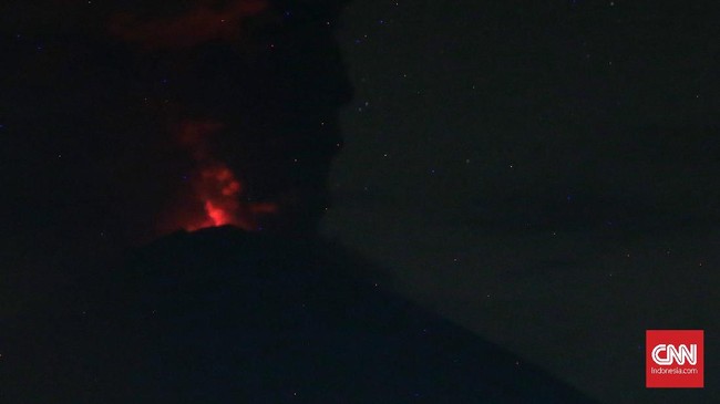 Warga di Desa Sebudi panik ketika tahu abu vulkanik erupsi Gunung Agung menghujani desa saat tengah malam. Mereka memilih mengungsi demi keselamatan.