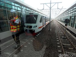 KA Bandara Soetta Tak Beroperasi karena Banjir, Traveler Cari Moda Lain