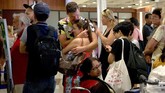 FOTO: Mereka yang Terdampar di Bandara Ngurah Rai Ribuan wisatawan tak bisa meninggalkan Bali setelah Gunung Agung erupsi dan mengeluarkan abu vulkanik yang menyebab penerbangan sukar dilakukan.
