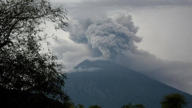 Lima desa yakni Desa Badeg, Yeha, Temukus, Besakih dan Muncan terpapar hujan abu akibat letusan Gunung Agung, Senin (1/1) malam.