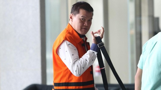 Andi Narogong berharap tuntutan ringan dari jaksa karena merasa sudah blakblakan membongkar permainan di proyek e-KTP, 