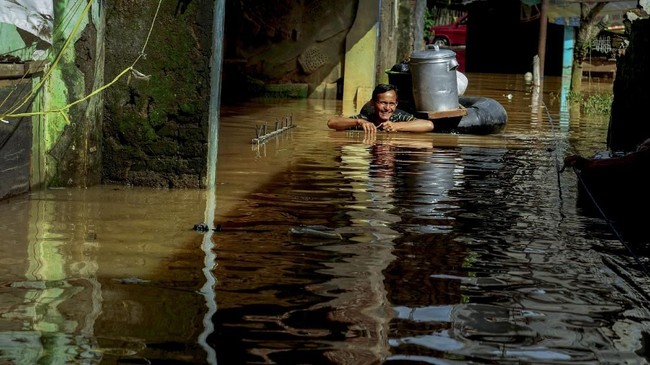 Siklon Tropis Cempaka yang berdampak pada munculnya banjir, longsor, angin kencang diprediksi berlangsung hingga tiga hari ke depan.