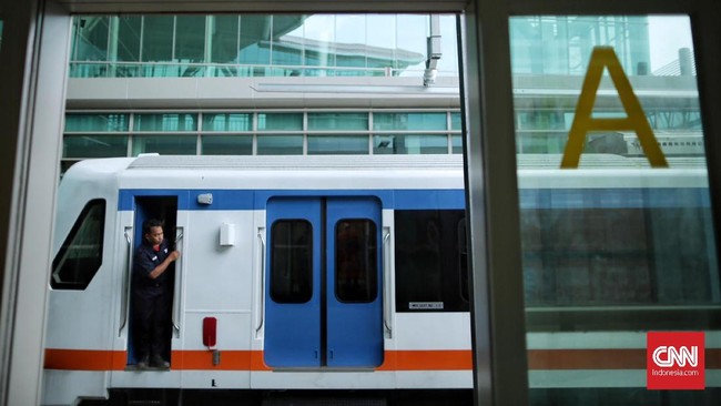 Kereta Api Bandara Soekarno Hatta mulai beroperasi untuk umum besok (26/12). Keberangkatan pertama kereta dijadwalkan pukul 03.47 WIB.
