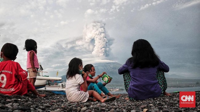 Mensos Khofifah menyebut data Pusat Vulkanologi dan Mitigasi Bencana Geologi mencatat ada 323 Kabupaten/Kota di Indonesia yang terdeteksi rawan bencana.