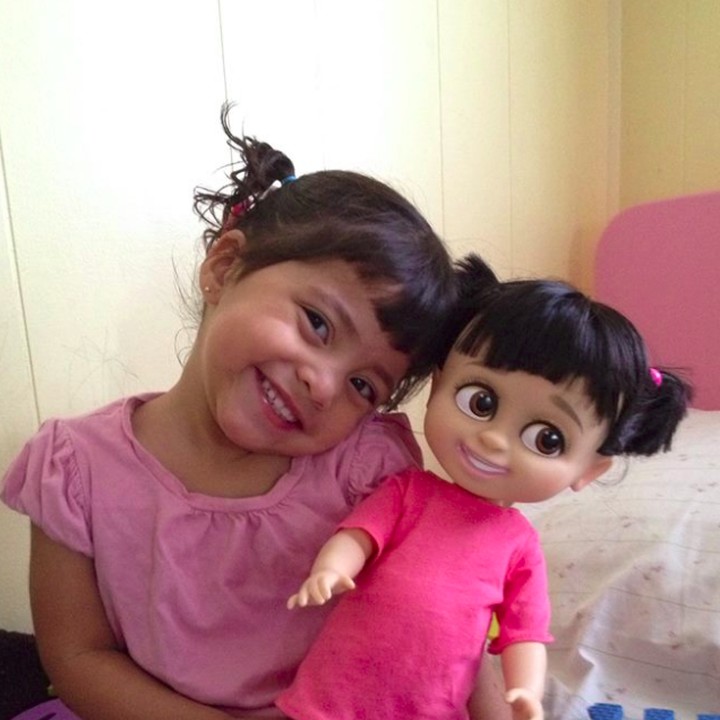 <p>Sama-sama senyum, mirip banget bocah yang satu ini sama boneka karakter Boo di film 'Monster Inc'. (Foto: Facebook/ Nora Ochoa)</p>