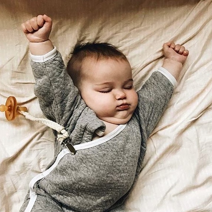 <p>Gemes banget! Pas ngulet begini dagu sama leher bayi ini bisa nyatu gitu. Hi-hi-hi. (Foto: Instagram/ @saffronbells)  </p>