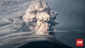 Gunung Agung Muntahkan Pasir dan Kerikil