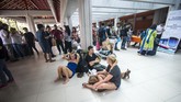 FOTO: Mereka yang Terdampar di Bandara Ngurah Rai Ribuan wisatawan tak bisa meninggalkan Bali setelah Gunung Agung erupsi dan mengeluarkan abu vulkanik yang menyebab penerbangan sukar dilakukan.