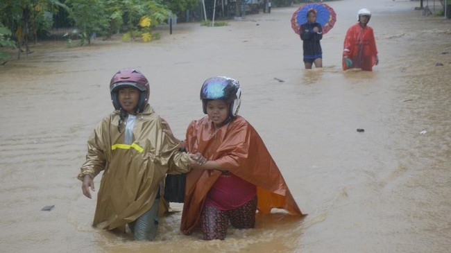 Netizen menyerukan doa dan ungkapan duka atas bencana longsor dan banjir yang menerjang Pacitan.
