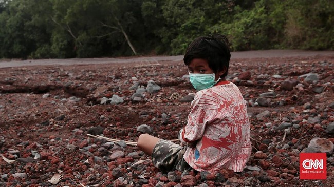 Pengungsi Gunung Agung di GOR Swecapura, Klungkung, Bali sempat tidak mendapatkan alas untuk tidur di tenda.