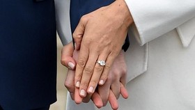 Ritel Inggris Jual Cincin Tunangan Murah Mirip Meghan-Harry