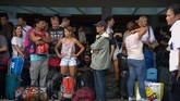 FOTO: Mereka yang Terdampar di Bandara Ngurah Rai Ribuan wisatawan tak bisa meninggalkan Bali setelah Gunung Agung erupsi dan mengeluarkan abu vulkanik yang menyebab penerbangan sukar dilakukan.