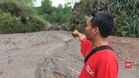VIDEO: Banjir Lahar Dingin Gunung Agung Jadi Tontonan Warga