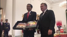 VIDEO: Jokowi Terima Album Metallica dari PM Denmark