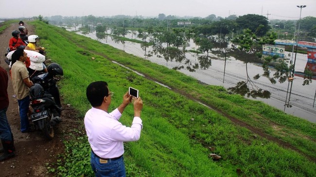 BPBD Sidoarjo menetapkan status tanggap darurat bencana selama dua pekan ke depan terkait dengan banjir yang melanda wilayah Sidoarjo.