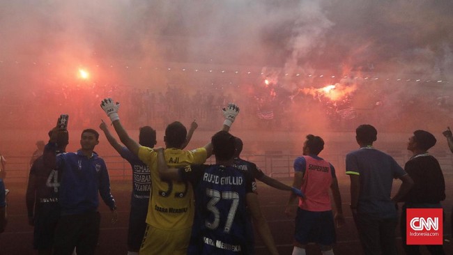 Mantan pemain PSIS Semarang, Erik Dwi Ermawansyah, meninggal dunia pada Jumat (25/1) karena mengalami serangan jantung.