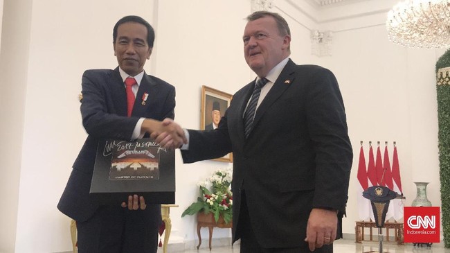 Presiden Jokowi tebus album vinyl Metallica, hadiah dari PM Kerajaaan Denmark, yang ia laporkan ke KPK sebagai gratifikasi.