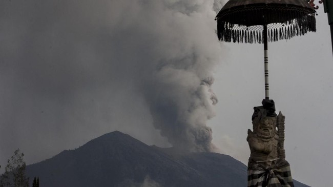 Satgas Tanggap Darurat Erupsi Bencana Gunung Agung mencatat hingga Selasa (28/11) pukul 18.00 Wita, jumlah pengungsi Gunung Agung mencapai 38.678 jiwa.