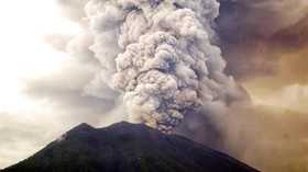 Gunung Agung Kembali Keluarkan Asap Kelabu 2.500 Meter