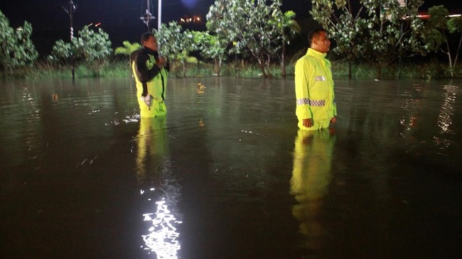 Tiga kecamatan di Kabupaten Sidoarjo yang diterjang banjir dinaikkan statusnya menjadi Tanggap Darurat selama dua pekan ke depan.