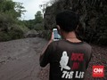Lahar Dingin Gunung Agung di Sungai Yeh Sah jadi Ajang Selfie