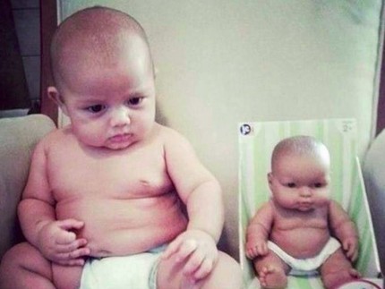 Hayo Tebak... Yang Mana Boneka, yang Mana Anak?