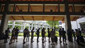 FOTO: Mereka yang Terdampar di Bandara Ngurah Rai