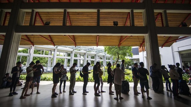 Jumlah Penumpang Pesawat yang Tinggalkan Bali Merosot Posko Terpadu Bandara I Gusti Ngurah Rai mencatat penurunan jumlah penumpang domestik yang meninggalkan Bali, yakni sebanyak 20,23 persen pada H-2 lebaran.