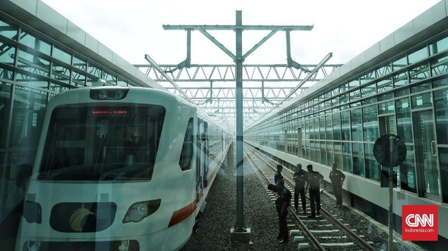 Penumpang yang datang ke stasiun bisa membeli tiket melalui vending machine secara nontunai. Kartu kredit atau debit bank apa pun bisa digunakan.