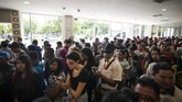 FOTO: Mereka yang Terdampar di Bandara Ngurah Rai Ribuan wisatawan tak bisa meninggalkan Bali setelah Gunung Agung erupsi dan mengeluarkan abu vulkanik yang menyebab penerbangan sukar dilakukan.