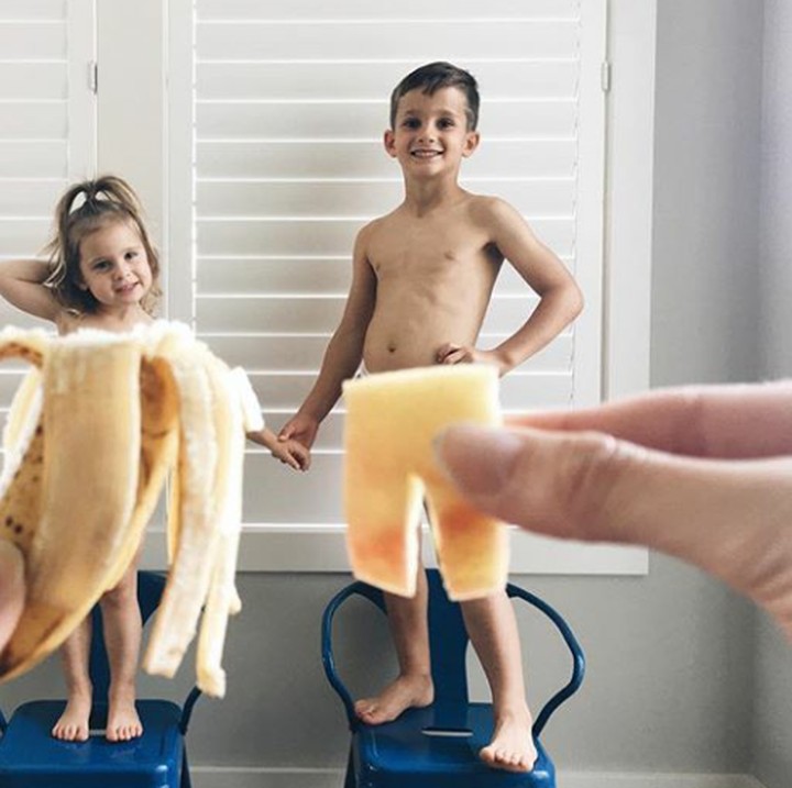 <p>Kreatif nih Bun, keduanya sama-sama pakai baju dari buah pisang. Yang satu pakai kulit, satunya lagi pakai daging buahnya. (Foto: lnstagram @beckandthebirdie)</p>