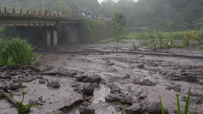 Tiga jembatan penghubung antar desa sekitar lereng Gunung Semeru, putus akibat terjangan banjir lahar dingin.