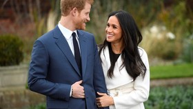 Pangeran Harry dan Meghan Markle 'Mencicipi' Kue Pernikahan