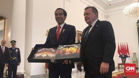 Kebahagiaan Jokowi Mendapat Vinyl Metallica dari PM Denmark