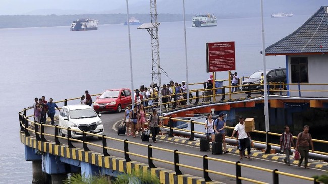 Bali mencatat 28 ribu orang per hari masuk ke Pulau Dewata jelang Natal dan Tahun Baru. Diperkirakan meningkat hingga 30 ribu orang per hari.