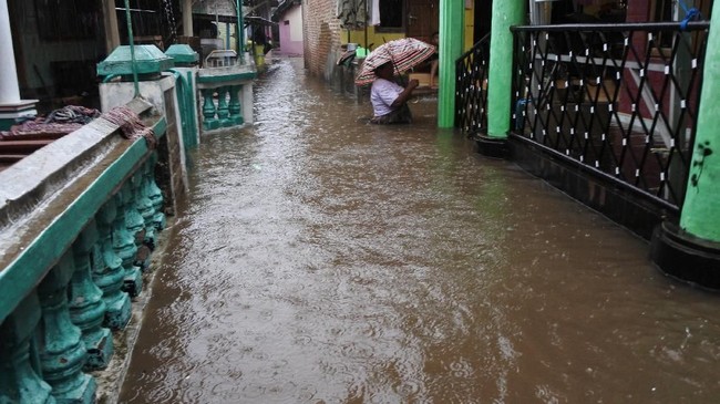 Banjir bandang menerjang puluhan rumah warga di Desa Wonorejo, Kabupaten Situbondo, Jawa Timur. Sebanyak 58 kepala keluarga mengungsi ke tempat yang lebih aman.