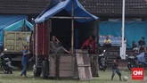 FOTO: Wajah Pengungsi Gunung Agung Menanti Nasib Status awas yang kembali ditetapkan pada kondisi Gunung Agung membuat warga yang berada di zona berbahaya mengungsi kembali, entah sampai kapan.